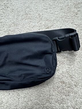 lululemon everywhere 1L Black Belt Bag with Buckle Strap
